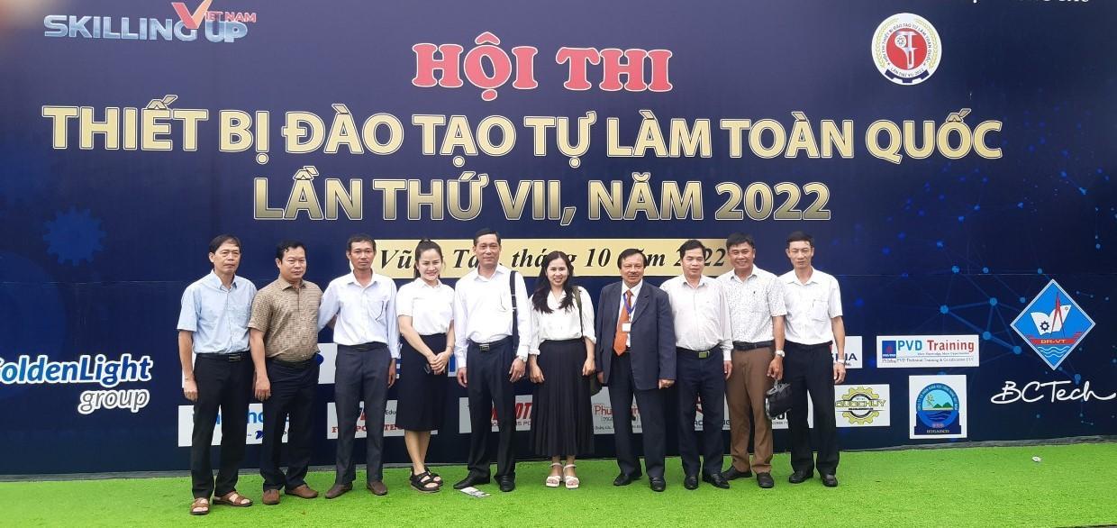 Đoàn Đắk Lắk chụp hình lưu niệm tại buổi Khai mạc Hội thi thiết bị đào tạo tự làm toàn quốc lần thứ VII năm 2022.