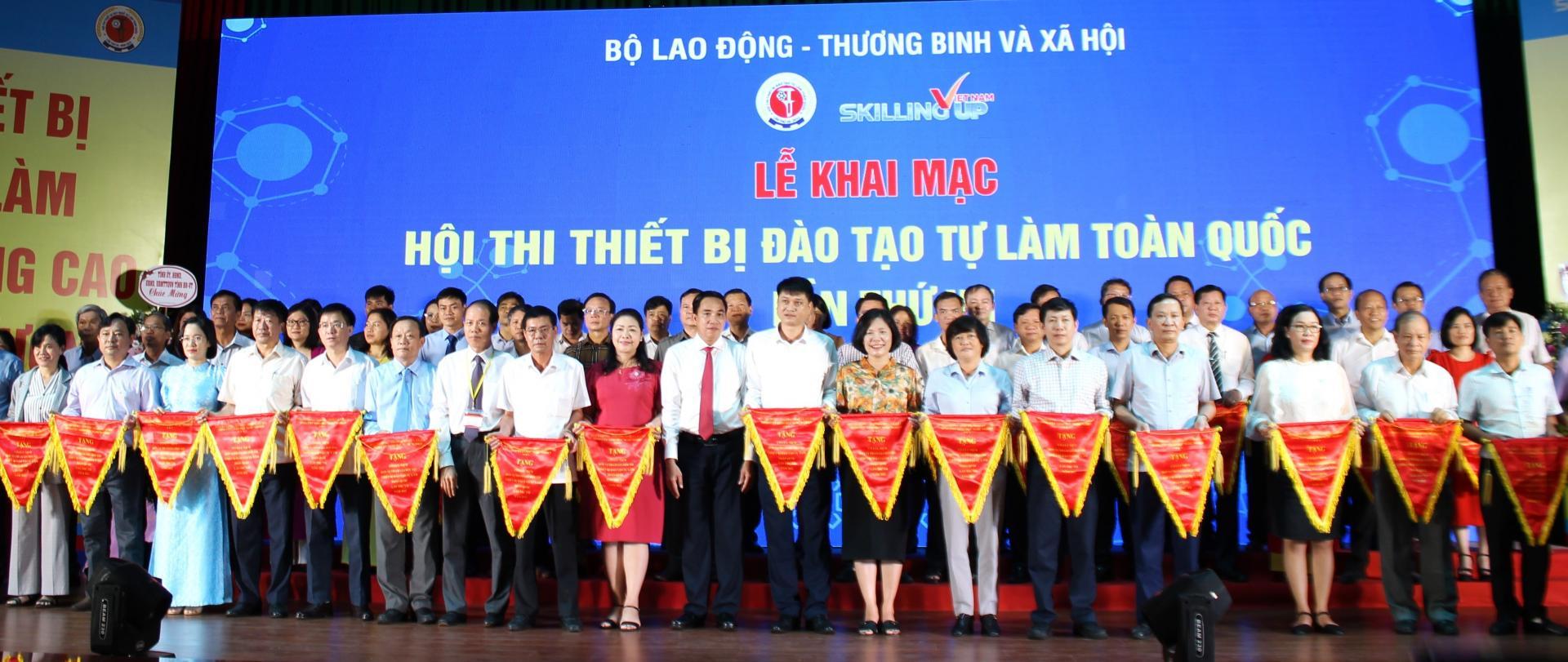 Ban Tổ chức trao cờ lưu niệm cho các đoàn tham gia Hội thi.