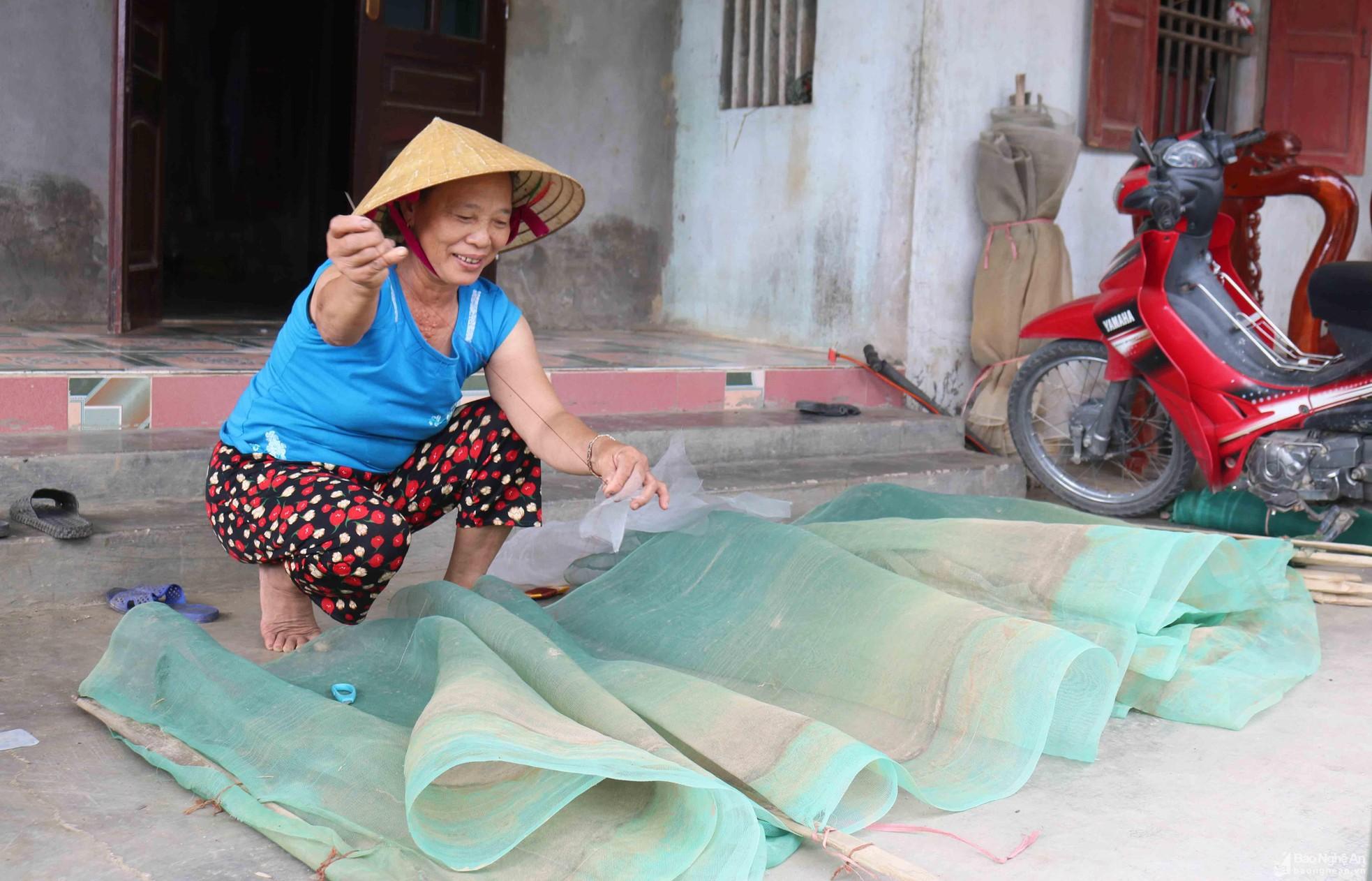 Nông dân Hưng Nguyên công phu đắp bờ chuẩn bị 'săn' rươi ảnh 2