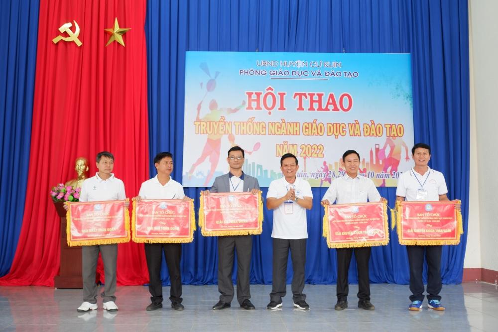 Trao giải toàn đoàn tặng các đội có thành tích xuất sắc tại Hội thao.