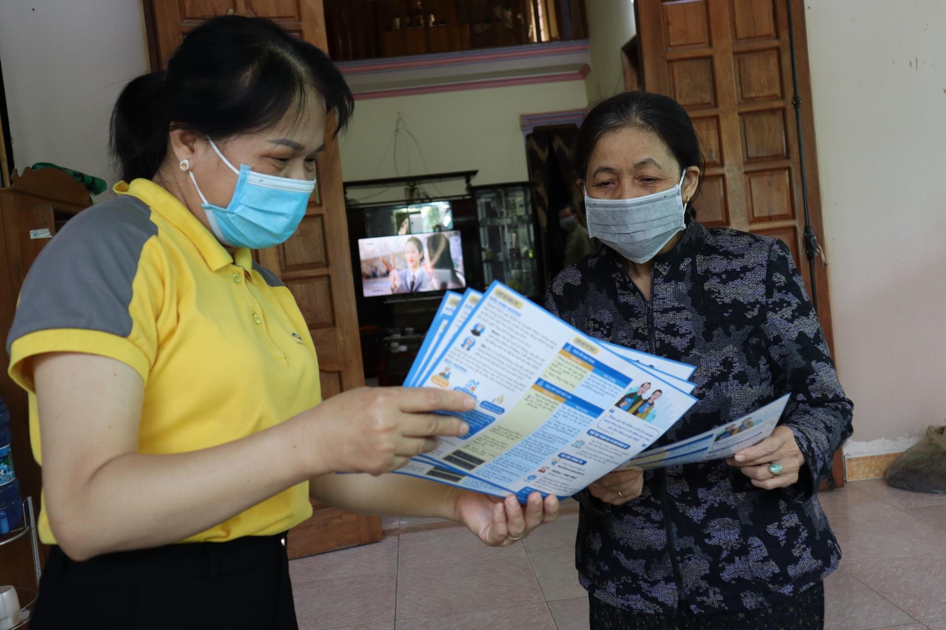 Đại lý thu bảo hiểm tuyên truyền chính sách bảo hiểm cho người dân trên địa bàn huyện Lắk.