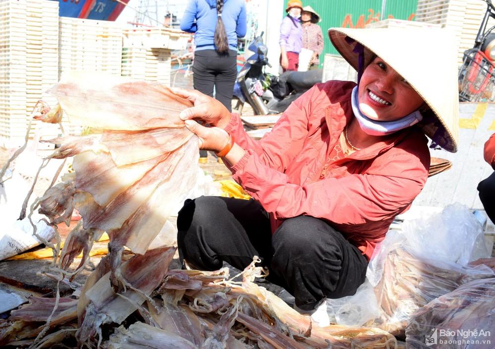 Thương lái gom hàng trữ Tết, nhiều loại hải sản tăng giá ảnh 2