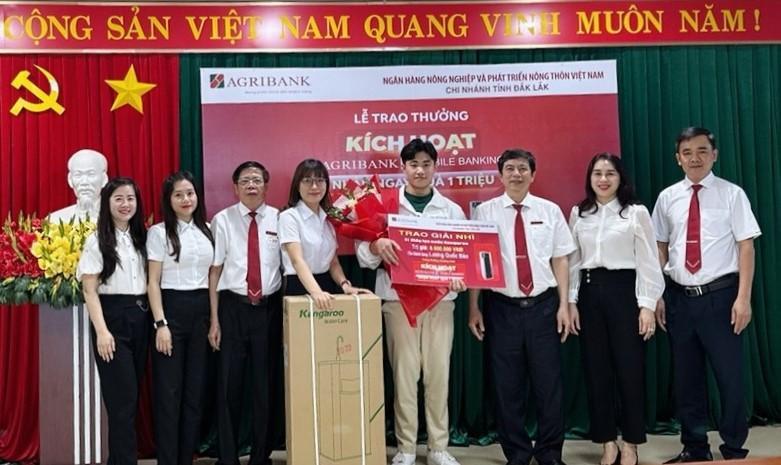 Các đại biểu dự Lễ trao thưởng chụp ảnh lưu niệm với khách hàng