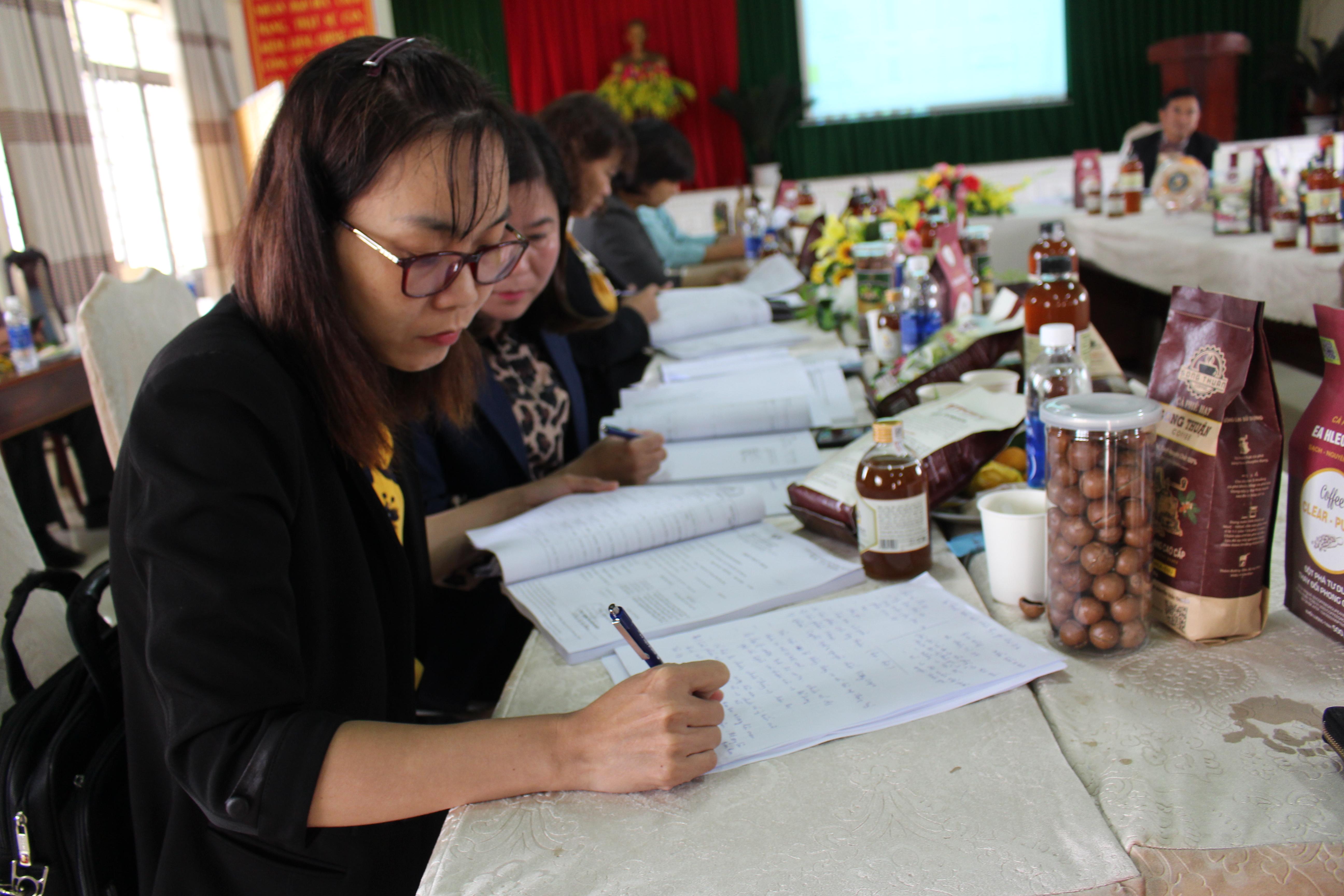 Các thành viên Hội đồng đánh giá