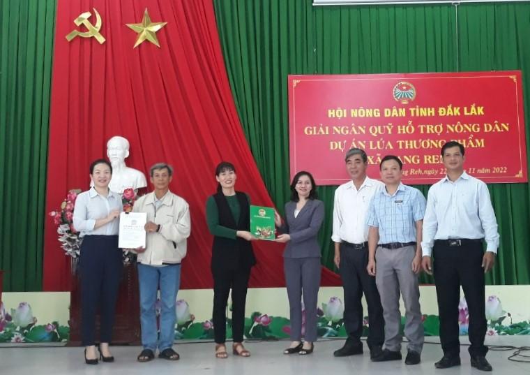 Trao vốn hỗ trợ Dự án sản xuất lúa thương phẩm chất lượng cao cho các hộ nông dân.