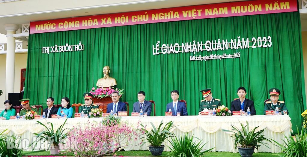 Đại biểu tham dự lễ giao nhận quân