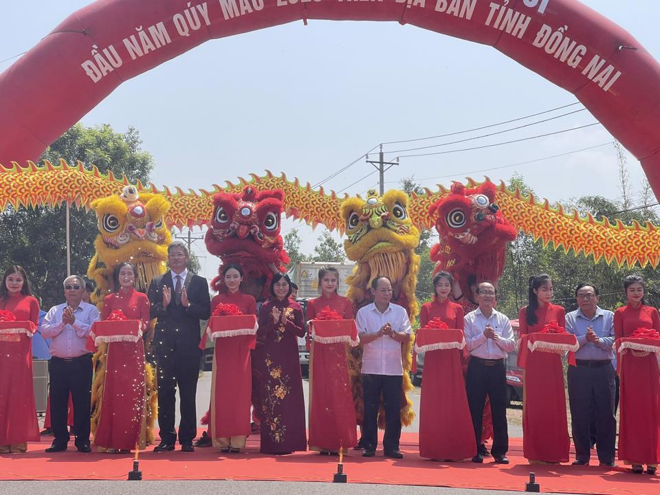 Các đại biểu cắt băng ra mắt xuất khẩu chuối tươi tại Đồng Nai ngày 22/2/2023.