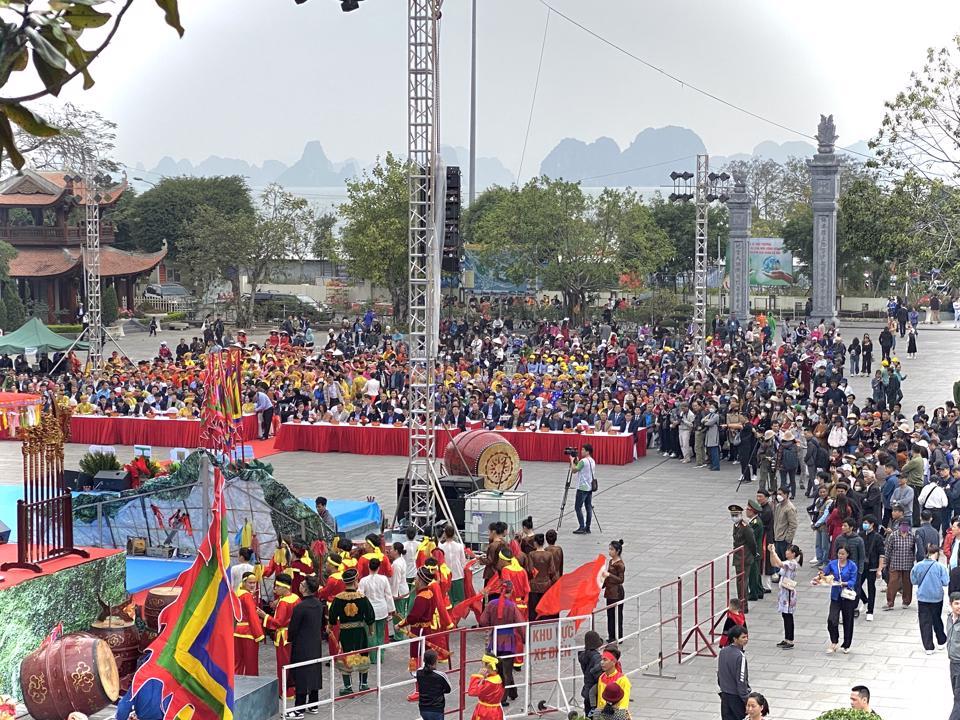 Hàng nghìn du khách thập phương và Nhân dân trên địa bàn TP Cẩm Phả về dự lễ hội Đền Cửa Ông.