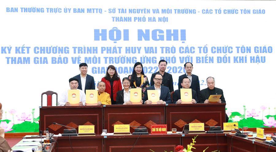 Các đại biểu T.Ư và TP Hà Nội chứng kiến lễ ký kết giữa Ban Thường trực Ủy ban MTTQ Việt Nam TP, Sở TN&MT và các tổ chức tôn giáo trên địa bàn TP về thực hiện Chương trình phối hợp phát huy vai trò các tổ chức tôn giáo tham gia BVMT và ứng phó với BĐKH giai đoạn 2022-2026