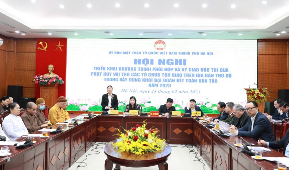 Phó Chủ tịch Ủy ban MTTQ Việt Nam TP Hà Nội Nguyễn Thị Kim Dung điều hành thảo luận tại Hội nghị triển khai chương trình phối hợp và ký giao ước thi đua phát huy vai trò các tổ chức tôn giáo trên địa bàn Thủ đô trong xây dựng khối đại đoàn kết toàn dân tộc năm 2023