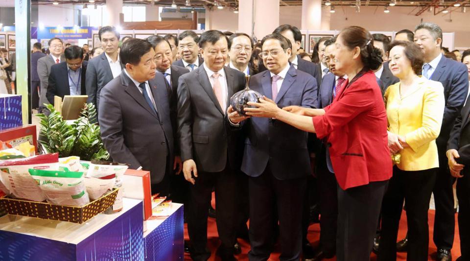 Thủ tướng Chính phủ Phạm Minh Chính cùng Bí thư Thành ủy Hà Nội Đinh Tiến Dũng thăm quan gian hàng của TP Hà Nội tại Hội nghị triển khai Nghị quyết của Bộ Chính trị về phát triển Vùng Đồng bằng sông Hồng. Ảnh: Hoài Nam