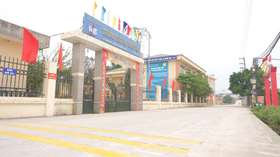 Trường Tiểu học Hồng Vân được đầu tư khang trang, đáp ứng yêu cầu giáo dục toàn diện cho học sinh.