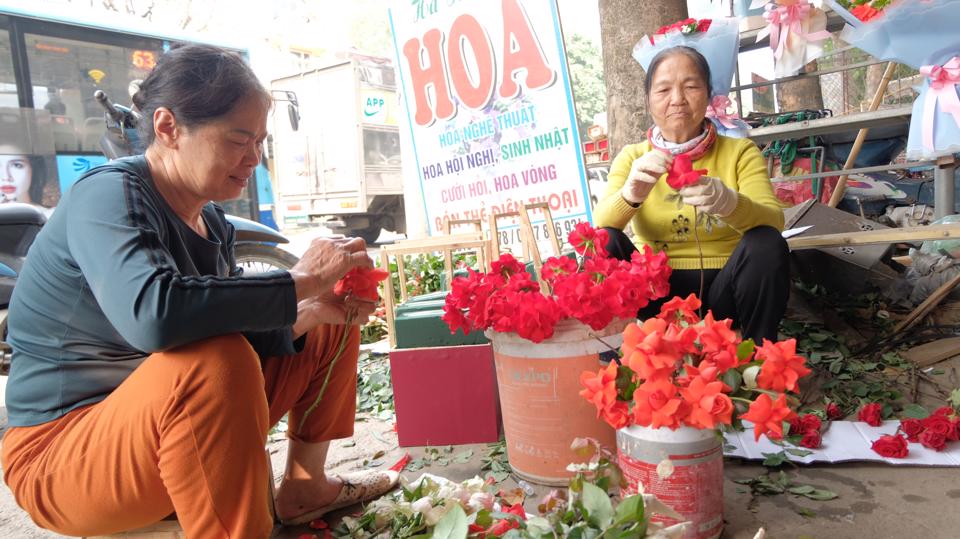 Bên cạnh bán hoa tươi, nhiều tiểu thương còn phục vụ gói hoa tại chỗ cho khách có nhu cầu. So với thị trường nội đô, một bó hoa tại thủ phủ hoa Mê Linh có giá “mềm” hơn rất nhiều.