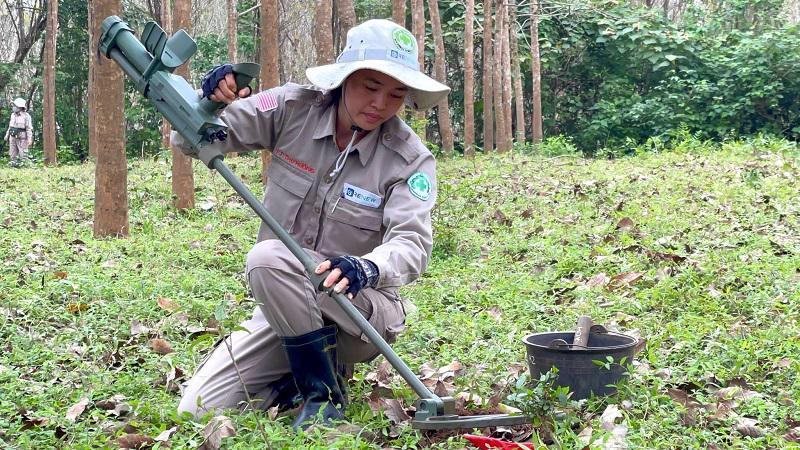 Thành viên nữ Đội rà phá bom mìn nữ BAC2 mà chị Diệu Linh thành lập đang cẩn thận xử lý những quả đạn pháo còn sót lại trên mảnh rừng cao su.