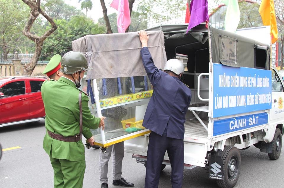 Đối với trường hợp vi phạm, các lực lượng chức năng phường Thụy Khuê sẽ kiên quyết xử lý nghiêm theo quy định của pháp luật.