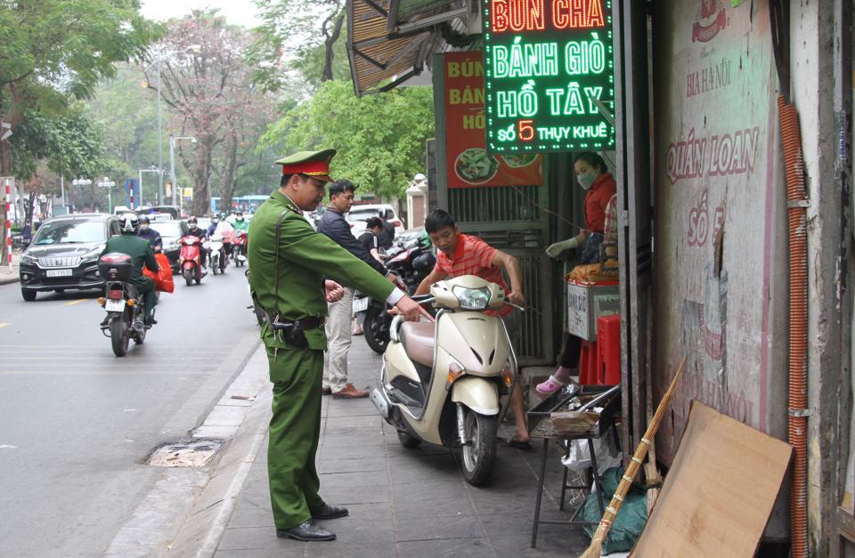 Ngay sau lễ ra quân, các phường trên địa bàn quận Tây Hồ đồng loạt ra quân kiểm tra, xử lý vi phạm. Trong ảnh, lực lượng chức năng phường Thụy Khuê tiến hành kiểm tra, xử lý vi phạm trật tự đô thị trên phố Thụy Khuê.