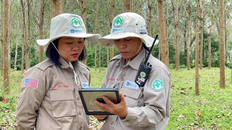 Chị Nguyễn Thị Diệu Linh (trái) đang trao đổi, chỉ đạo phương án xử lý với Đội trưởng Đội rà phá bom mìn nữ BAC2.