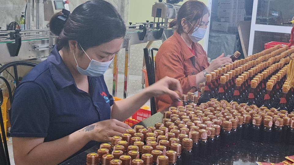 70% nước mắm thô Phú Quốc không bán được trong năm 2022. Ảnh Hữu Tuấn