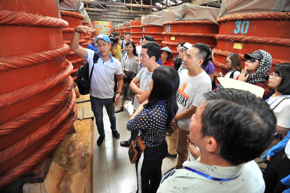 Cần đẩy mạnh truyền thông để sản phẩm nước mắm Phú Quốc đến với người tiêu dùng trong và ngoài nước nhiều hơn. Ảnh Hữu Tuấn