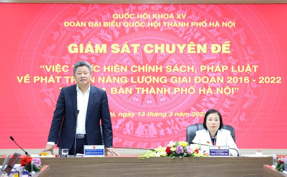 Phó Chủ tịch UBND TP Hà Nội Nguyễn Mạnh Quyền làm rõ thêm một số nội dung với đoàn giám sát