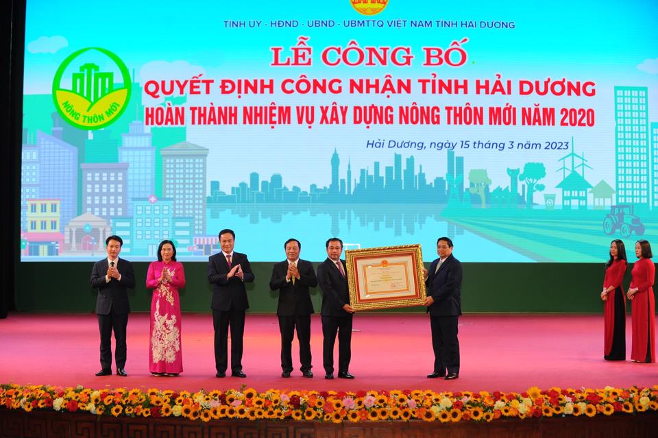 Thủ tướng Chính Phủ Phạm Minh Chính trao Quyết định công nhận tỉnh Hải Dương hoàn thành nhiệm vụ xây dựng nông thôn mới.