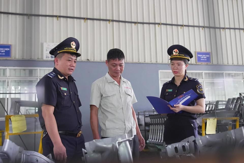 Công chức Hải quan kiểm tra hàng hóa thông quan xuất nhập khẩu. Ảnh: Tổng cục Hải quan