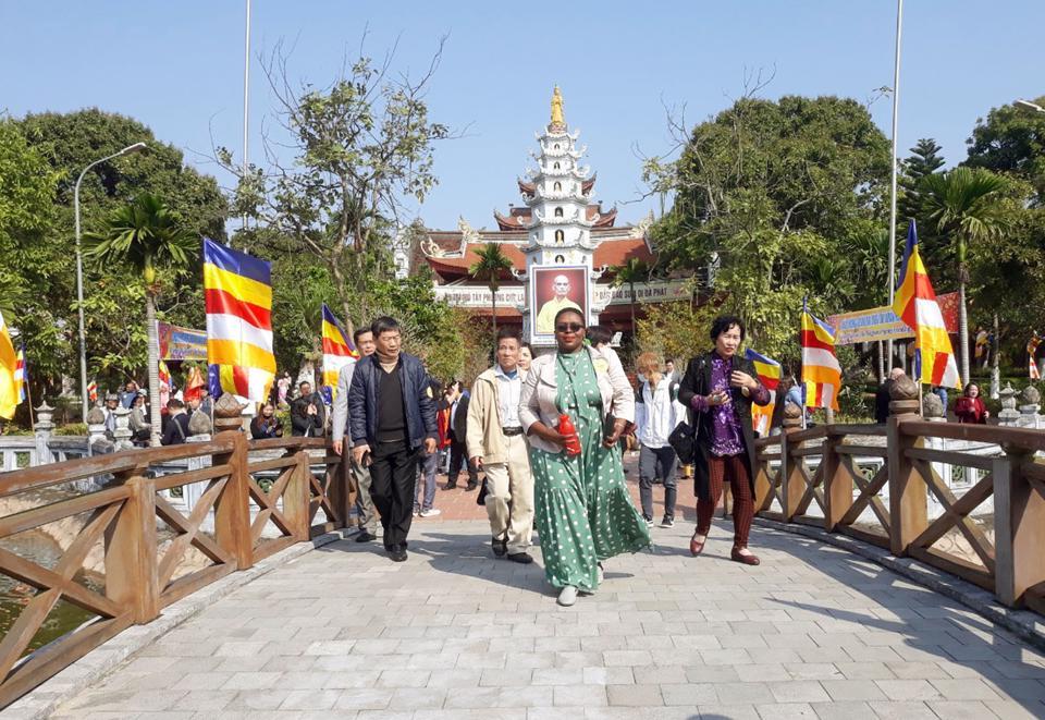 Du khách quốc tế thăm quan Viên Minh tự (Phú Xuyên) tại chương trình “Du xuân hữu nghị 2023” do Sở Du lịch Hà Nội tổ chức. Ảnh: Hoài Nam