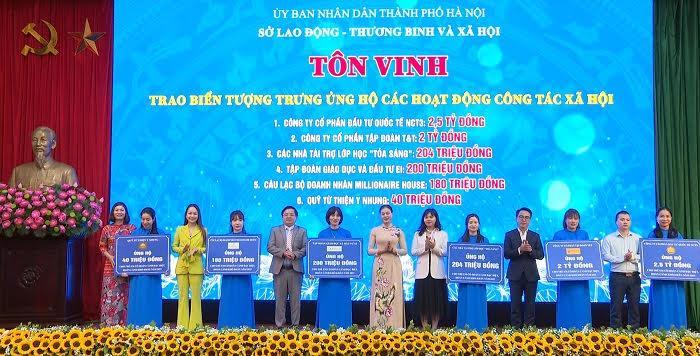 Giám đốc Sở LĐTB&XH Hà Nội Bạch Liên Hương tôn vinh 6 đơn vị ủng hộ Trung tâm Công tác xã hội và Quỹ Bảo trợ trẻ em Hà Nội 5 tỷ 124 triệu đồng.