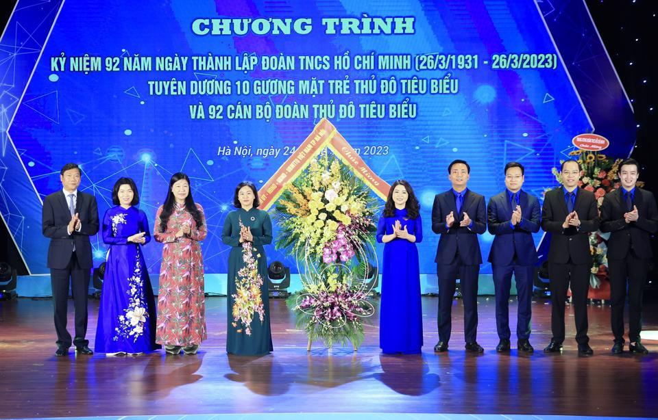 Phó Bí thư Thường trực Thành uỷ Nguyễn Thị Tuyến cùng lãnh đạo TP tặng lẵng hoa chúc mừng Thành Đoàn Hà Nội.