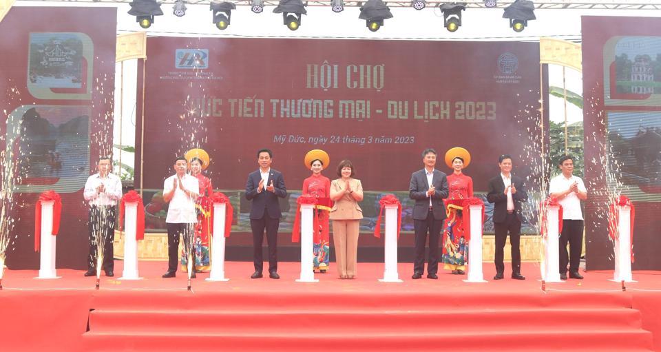 Các đại biểu cắt băng khai mạc Hội chợ thương mại du lich 2023 tại huyện Mỹ Đức. Ảnh: Hoài Nam