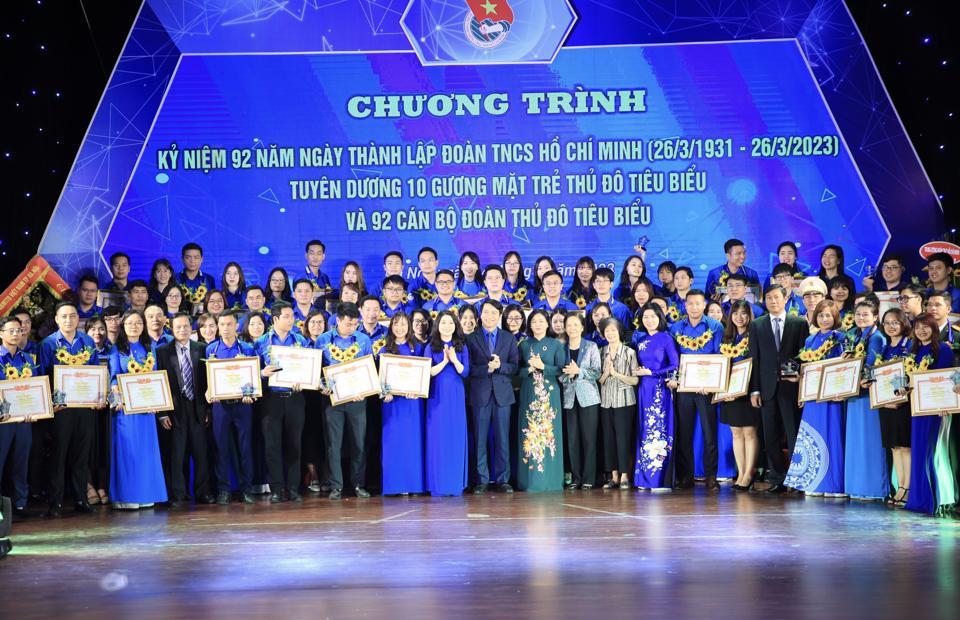 Lãnh đạo T.Ư Hội LHTN Việt Nam và TP Hà Nội chụp ảnh lưu niệm cùng 92 cán bộ Đoàn tiêu biểu năm 2022.