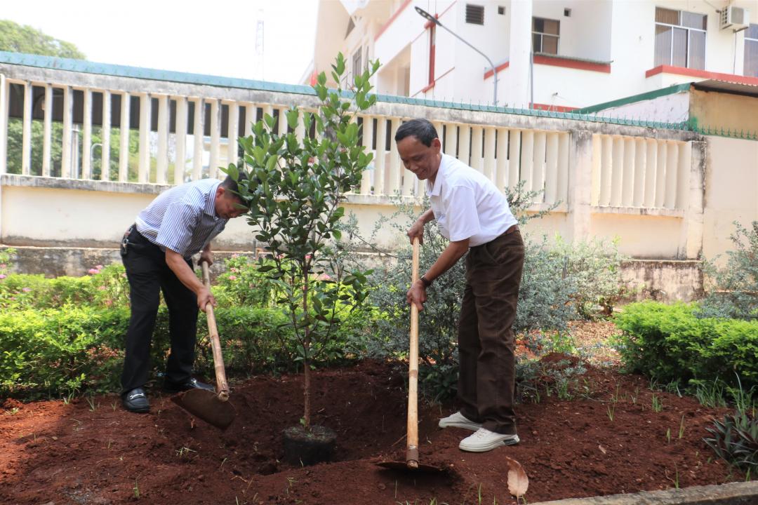 Phó tổng biên Biên tập Lê Quang Ánh cùng đại diện Vườn Quốc gia Yok Đôn trồng cây lưu niệm tại khuôn viên Báo Đắk Lắk.