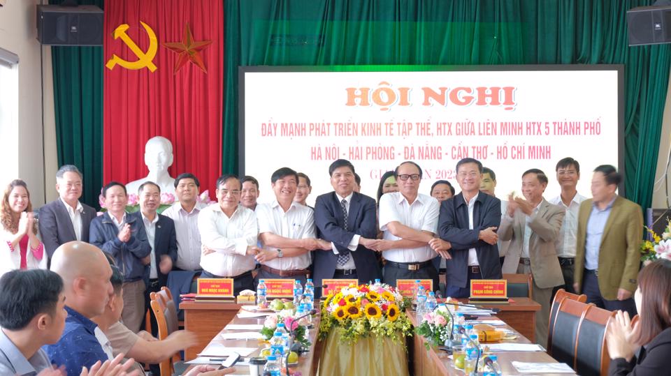 Đại diện Liên minh Hợp tác xã 5 TP ký kết chương trình phối hợp về đẩy mạnh phát triển kinh tế tập thể giai đoạn 2023 - 2025. Ảnh: Trọng Tùng.