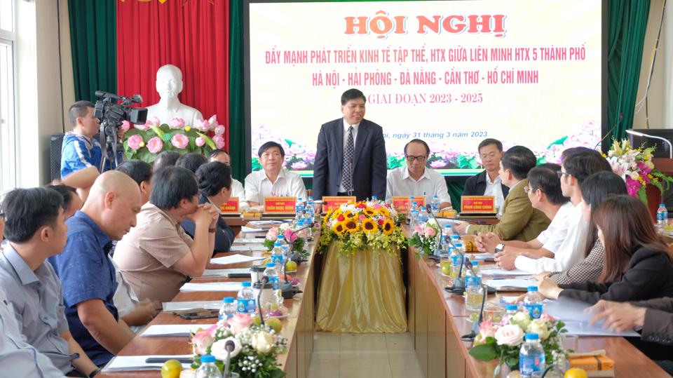 Chủ tịch Liên minh Hợp tác xã TP Hà Nội Đỗ Huy Chiến phát biểu tại hội nghị.