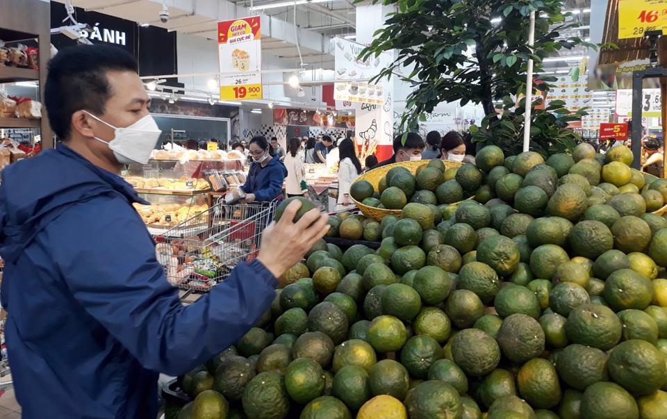 Người tiêu dùng Hà Nội hỗ trợ tỉnh Vĩnh Long tiêu thụ sản phẩm cam sành tại siêu thị Big C Thăng Long. Ảnh: Hoài Nam