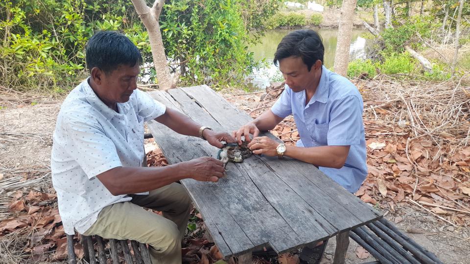 Người dân xã Hàng Vình cùng cán bộ khuyến nông  lo lắng tình trạng cua chết kéo dài ảnh hưởng lớn đến người nuôi.