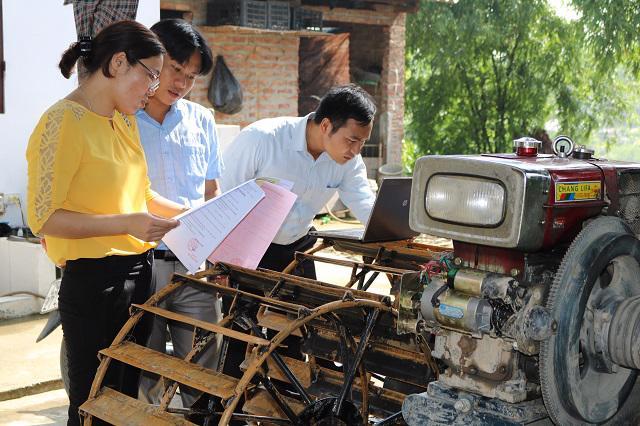 Cán bộ khuyến nông Hà Nội đồng hành cùng nông dân trong ứng dụng tiến bộ khoa học kỹ thuật vào sản xuất. Ảnh: Ngọc Ánh