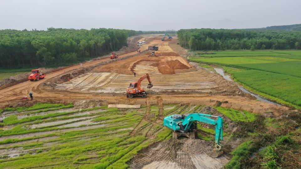 Công trường thi công dự án cao tốc Bắc- Nam phía Đông, đoạn qua địa bàn tỉnh Quảng Ngãi.
