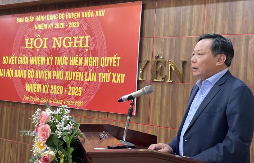 Phó Bí thư Thành ủy Hà Nội Nguyễn Văn Phong phát biểu tại lễ sơ kết giữa nhiệm kỳ Đại hội XXV Đảng bộ huyện Phú Xuyên