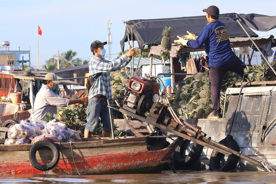 Chợ nổi Cái Răng cũng là chợ đầu mối chuyên mua bán buôn các loại trái cây, nông sản của vùng. Người dân địa phương và các vùng lân cận thường sử dụng các ghe, xuồng trung bình chở các mặt hàng nông sản đến đây tiêu thụ thì những ghe bầu lớn là của các thương lái thu mua trái cây tỏa đi khắp nơi. Ảnh: Trung Phạm