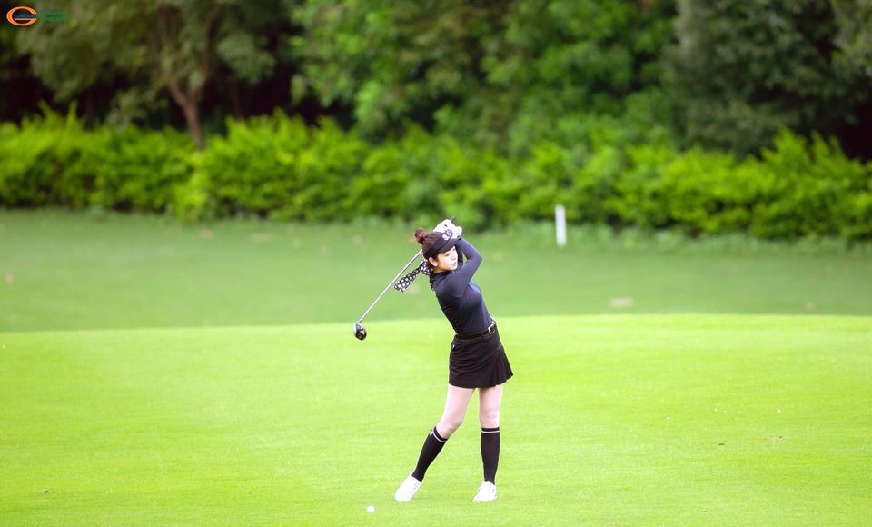 Du khách quốc tế chơi golf tại sân golf Đồng Mô (Hà Nội) trong Tuần lễ giao lưu văn hóa golf Hà Nội 2022. Ảnh: Hoài Nam)