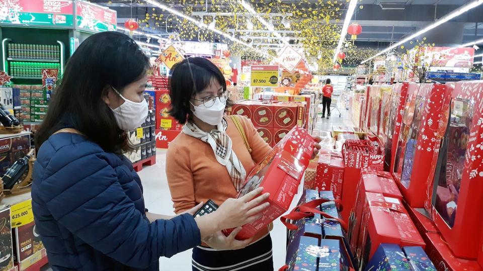 Người tiêu dùng mua hàng hóa tại siêu thị Win Mart. Ảnh: Hoài Nam