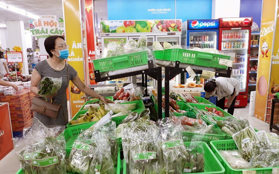 Người tiêu dùng mua hàng hóa tại siêu thị Hapro Mart Thành Công. Ảnh: Hoài Nam