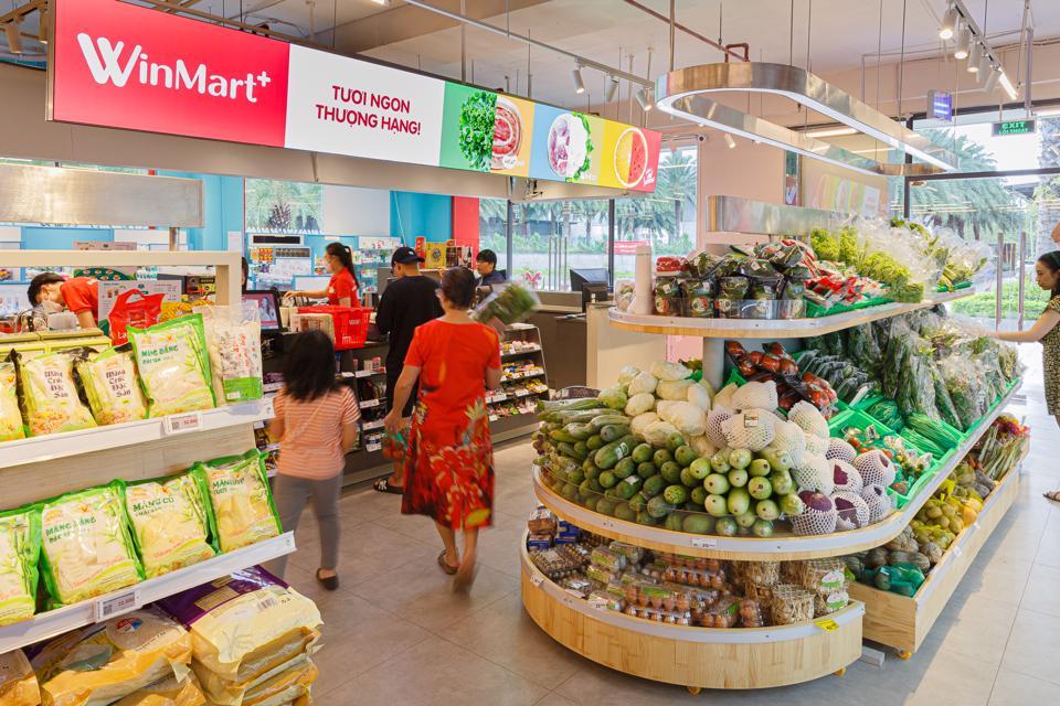 Người tiêu dùng mua hàng tại siêu thị Winmart. 