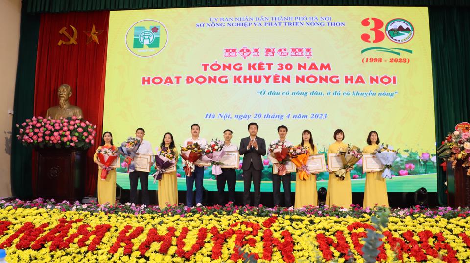 Giám đốc Sở NN&PTNT Hà Nội Nguyễn Xuân Đại trao thưởng các tập thể, cá nhân. Ảnh: Ánh Ngọc