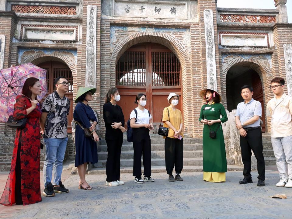 Khách du lịch tham gia tour ''Về kinh đô Việt cổ