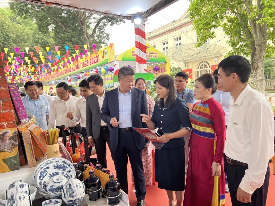 Phó Chủ tịch UBND TP Hà Nội Nguyễn Mạnh Quyền và các đại biểu tham quan khu trưng bày hoạt động khuyến nông, nông nghiệp tiêu biểu. Ảnh: Ánh Ngọc 