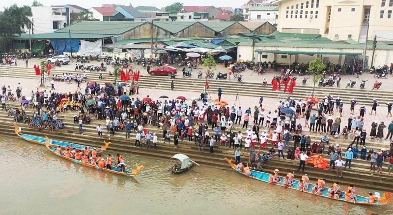 Giải đua thuyền toàn tỉnh Hà Tĩnh năm 2023 thu hút rất đông người dân, du khách đến tham dự cỗ vũ