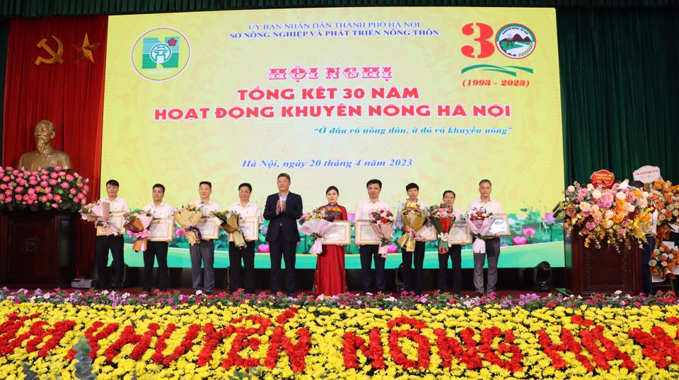 Phó Chủ tịch UBND TP Hà Nội Nguyễn Mạnh Quyền trao thưởng cho các tập thể, cá nhân. Ảnh: Ánh Ngọc