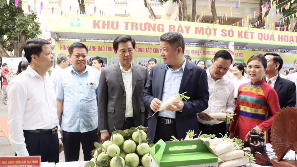 Phó Chủ tịch UBND TP Hà Nội Nguyễn Mạnh Quyền và các đại biểu tham quan khu trưng bày hoạt động khuyến nông, nông nghiệp tiêu biểu. Ảnh: Ánh Ngọc 